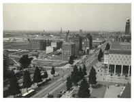 IX-661-2 Overzicht vanaf het Erasmushuis van de Coolsingel met rechts het Beursgebouw. Op de achtergrond rechts de ...